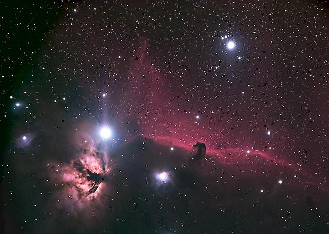 Der Pferdekopfnebel (Distanz zur Erde: Rund 1500 Lichtjahre): Der sogenannte Pferdekopfnebel im Sternbild Orion ist eine drei Lichtjahre grosse Dunkelwolke, welche aus grossen Mengen von kaltem Gas und Staub besteht, deren Form an einen Pferdekopf erinnert. Von der Erde aus gesehen, liegt hinter dem Pferdekopfnebel das Sternsystem Sigma Orionis, das dafür sorgt, dass ionisiertes Gas in der Nachbarschaft hell leuchtet. Im Bereich des sichtbaren Lichts ergibt sich dadurch ein rosa Farbton. Die riesige Dunkelwolke ist durch die sich bewegenden Gassmassen ständiger Veränderung unterworfen. Dadurch wird der Nebel einem Pferdekopf in einigen tausend Jahren nicht mehr ähneln. In etwa fünf Millionen Jahren dürfte die Dunkelwolke aufgrund der massiven UV-Strahlung der Sterne in der Nachbarschaft ganz verschwunden sein.
