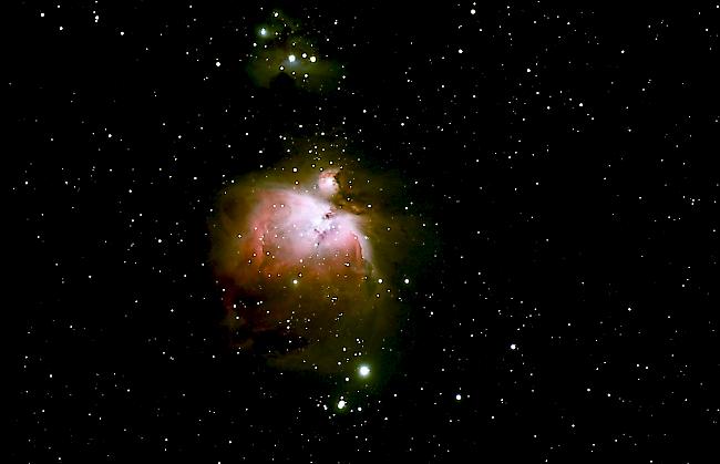 Der Orionnebel (Distanz zur Erde: Rund 1350 Lichtjahre): Im Sternbild Orion in der Milchstrasse verbirgt sich der berühmte Orionnebel. Ein Emissionsnebel, der eines der aktivsten Sternentstehungsgebiete in der galaktischen Nachbarschaft der Sonne darstellt, rund 3 Millionen Jahre alt ist und den Hauptteil einer weit grösseren, unbeleuchteten Wolke aus Gas und Staub darstellt. Im Nebel ist ein Sternenhaufen eingebettet, der etwa eine Million Jahre alt ist. Aufgrund der relativen Nähe zu unserem Sonnensystem ist der Orionnebel einer der besterforschten Gasnebel in unserer Galaxie.
