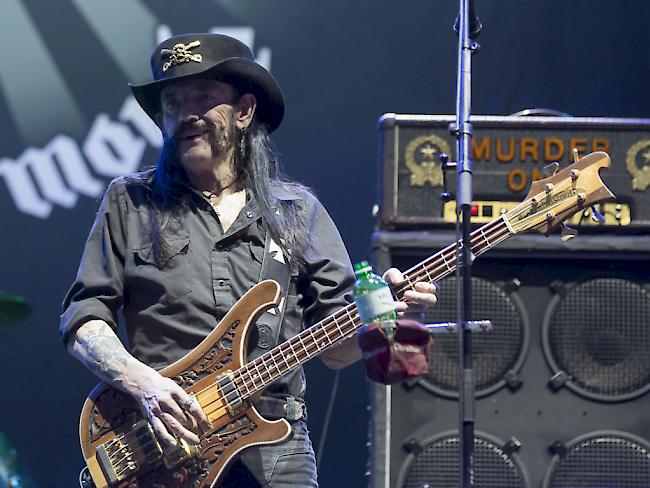 Lemmy Kilmister trat im vergangenen Juni mit Motörhead noch in Interlaken am Greenfield auf. Jetzt ist er 70-jährig an Krebs gestorben. (Archivbild)