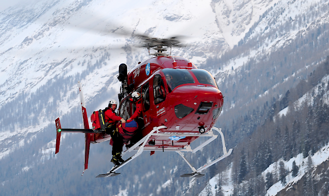 Gefordert. Über die Festtage steigen die Rettungshelis der Air Zermatt bis zu 20-Mal pro Tag hoch, um verunfallte Skifahrer oder Berggänger zu bergen. 