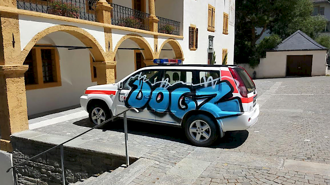 Juli 2015: Ein Fahrzeug der Gemeindepolizei Visp wird mit einem Grafitti verschandelt. 