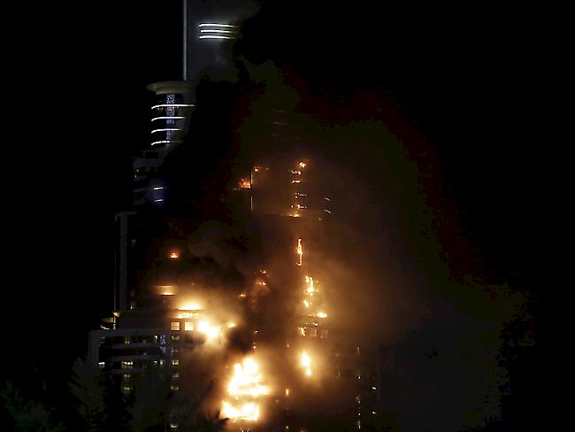 Das Hochhaus in Dubai brennt lichterloh. Beim Brand haben sich entgegen ersten Angaben doch Menschen verletzt.