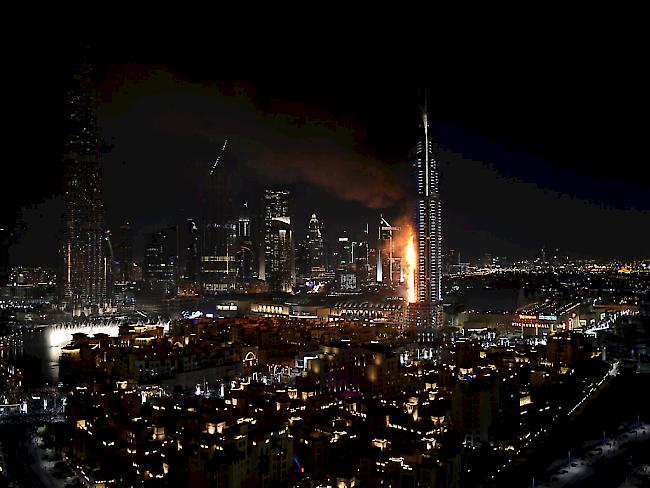 Das brennende Hochhaus war von weither zu sehen.