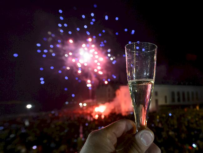Prosit Neujahr: Auch in Vevey VD wird 2016 mit einem Feuerwerk empfangen.