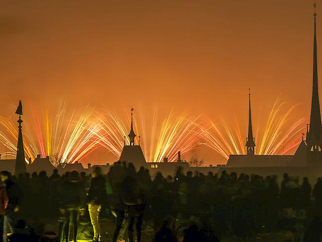 Das Feuerwerk am Zürcher "Silvesterzauber" war wegen des nächtlichen Nebels nicht vollständig zu sehen.