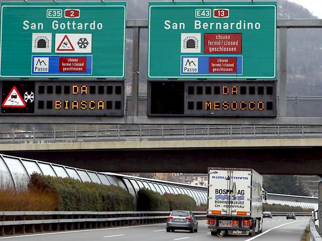 Kein Durchkommen für Lastwagen auf der San-Bernardino-Strecke: Weil die A13 schneebedeckt ist, werden LKWs in den Warteräumen in Graubünden und im Tessin angehalten. (Archiv)