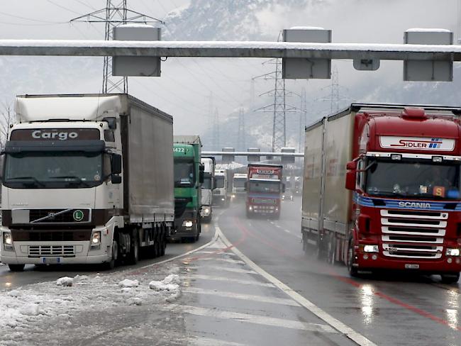 Viele Strassen waren am Montag schneebedeckt. Lastwagen wurden etwa auf der San-Bernardino-Strecke vorübergehend angehalten. (Archiv)
