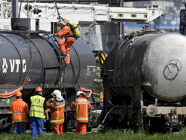 In Daillens im Kanton Waadt entgleisten im April 2015 mehrere mit gefährlichen Säuren beladene Güterwagen.