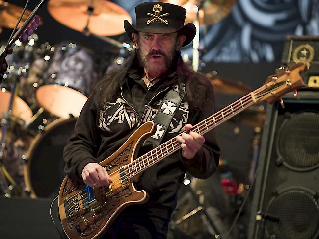 Motörhead-Frontmann Lemmy Kilmister bei einem Auftritt in der Schweiz.(Archiv) Seine Fans wollen ein neu entdecktes superschweres Element nach ihm benennen.