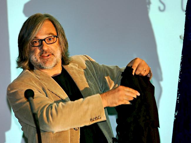 Schlaepfer-Kreativchef Martin Leuthold präsentiert Stoffkreationen. (Archivbild von 2004)