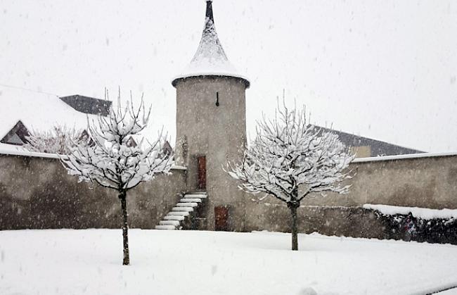Schnee im Garten des St. Josef Heims in Susten.