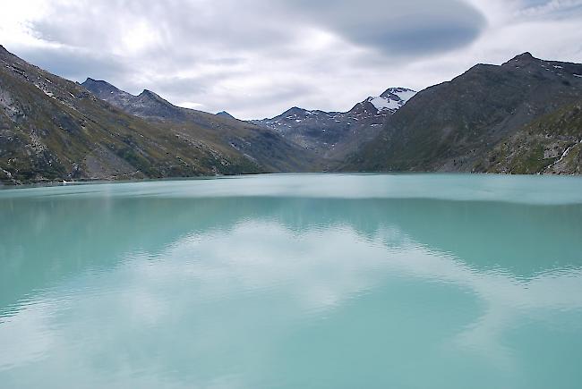Gut gefüllt. Der Mattmark-Stausee auf diesem Archiv-Foto. Dient auch er bald als zweifache Energiequelle?