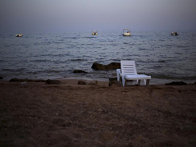 Liegestuhl am Roten Meer in Ägypten. Im ägyptischen Badeort Hurghada ist es zu einer Schiesserei gekommen. (Symbolbild)