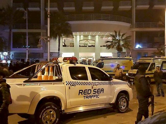 Ein Polizeiauto steht vor dem Hotel in Hurghada, das Bewaffnete attackierten.