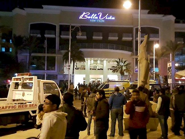 Polizisten und Schaulustige vor dem Hotel Bella Vista in Hurghada, das am Freitagabend angegriffen wurde.