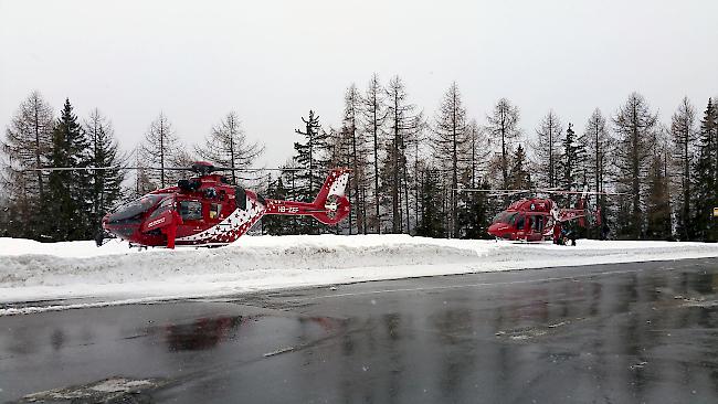 Helikopter der Einsatzkräfte beim Restaurant Ganterwald in der Simplonregion. 