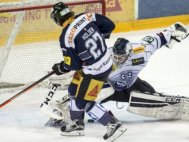 Ambri-Hüter Sandro Zurkirchen wehrt gegen Zugs Josh Holden