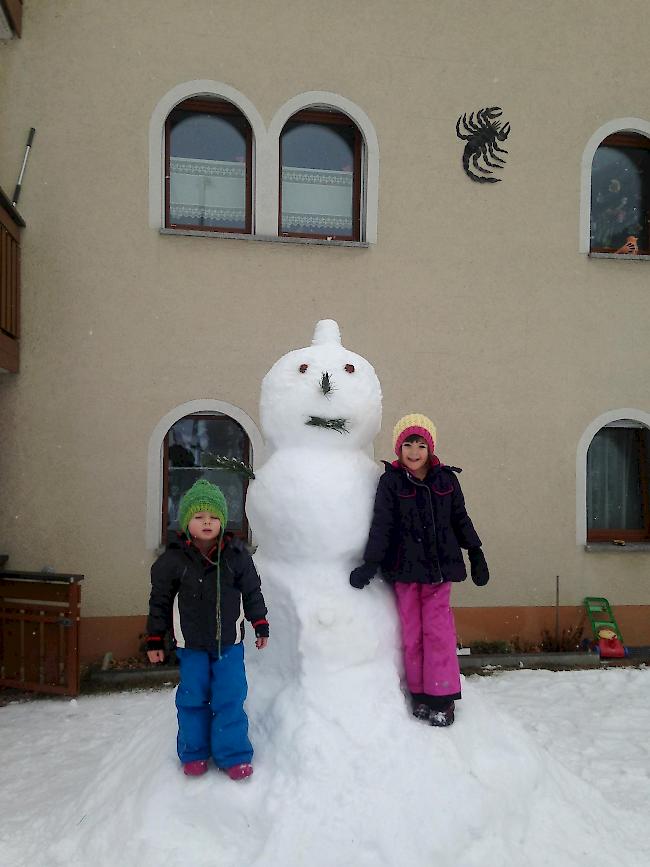 Svenja und Yannick haben grosse Freude am Schnee. 