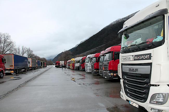 Rund 50 Sattelschlepper und Anhängerzüge warteten am Dienstag auf ihre Weiterfahrt über den Simplon.