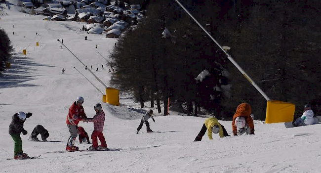 Unter kundiger Führung von Skilehrerinnen und Skilehrern und in Begleitung der Lehrpersonen frönen die Kinder jeweils während vier Nachmittagen in der Woche dem Wintersport.
