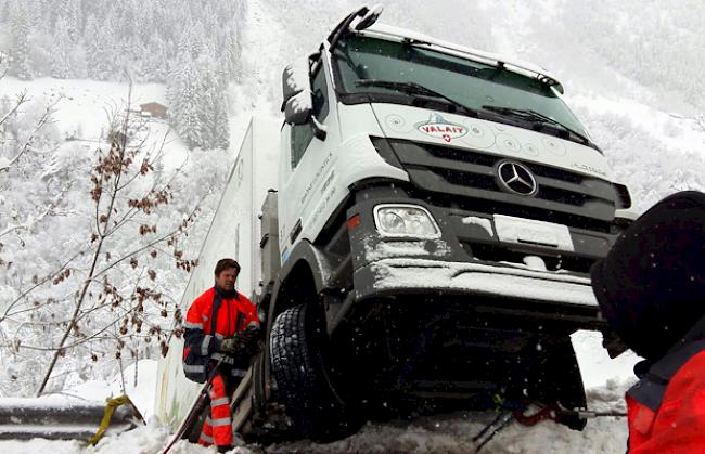 Die Bergung des Camions wird rund eine Stunde dauern.