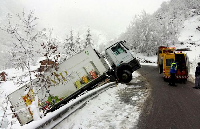 Die Bergung des Camions wird rund eine Stunde dauern.