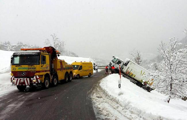 Ein Kranwagen ist vor Ort.