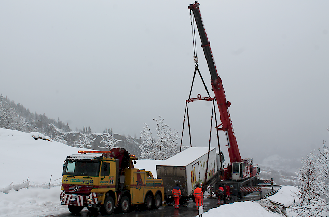 Nach einer Stunde Vorbereitungszeit konnte der Camion mit einem Hebekran auf die Strasse gehievt werden.