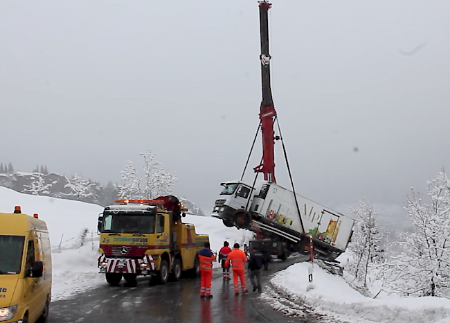 Nach einer Stunde Vorbereitungszeit konnte der Camion mit einem Hebekran auf die Strasse gehievt werden.