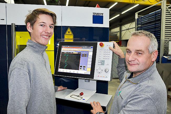 Lehrling Joe Rieder und Peter Hugo, Geschäftsführer der Stabitec AG.