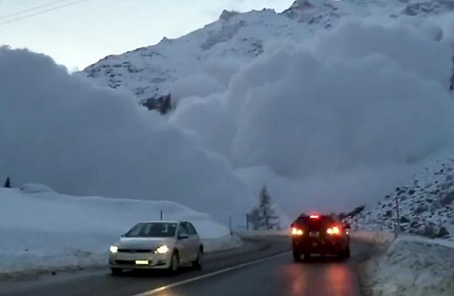 Imposant. Die Schneestaubwolke bewegt sich auf die Autofahrer zu.