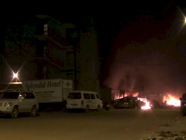 Die Attentäter setzten vor ihrem Angriff beim Hotel "Splendid" in Burkina Fasos Hauptstadt Ouagadougou Autos in Brand.
