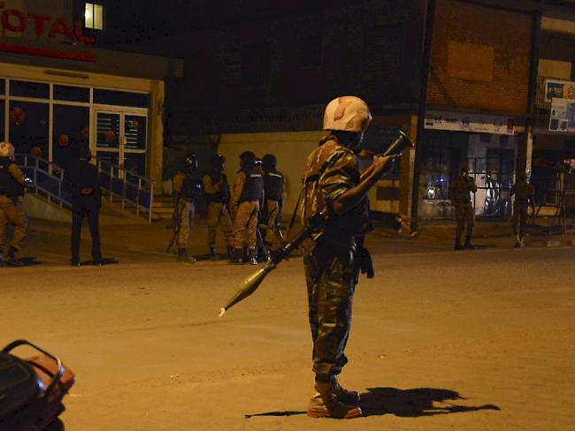 Sicherheitskräfte ausserhalb des angegriffenen Hotels "Splendid" in Ouagadougou