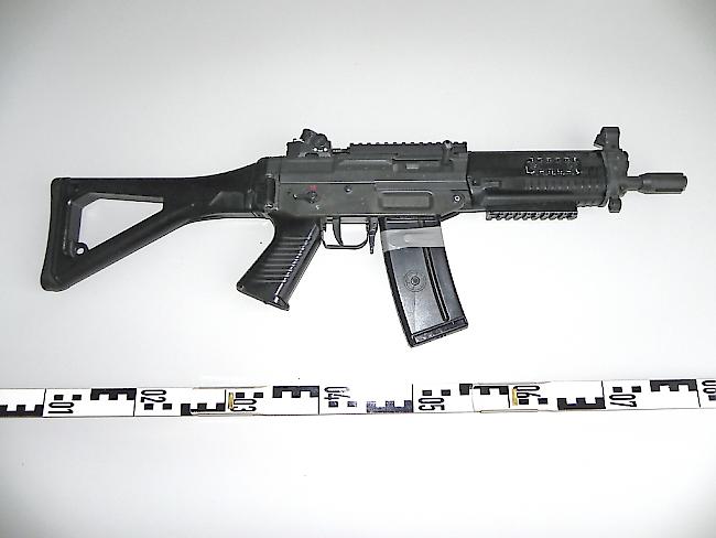 Die eingezogene Softair-Waffe sieht einem Sturmgewehr täuschend ähnlich.