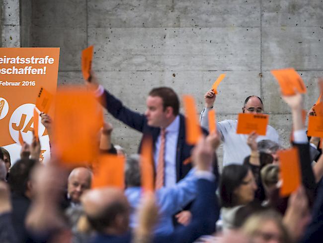 Hinter der Volksinitiative "Für Ehe und Familie - gegen die Heiratsstrafe" steht die CVP. (Archivbild)