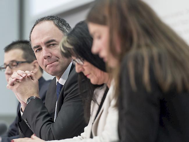 Vertreter von CVP, SVP und EVP werben gemeinsam für die Initiative zur Abschaffung der Heiratsstrafe.