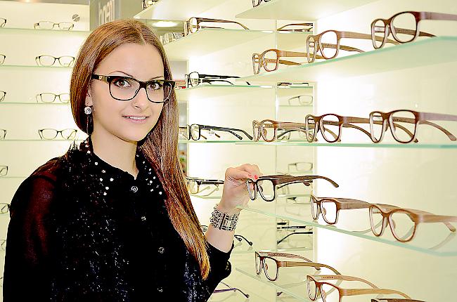 Die angehende Augenoptikerin Ivana Martic in der Import Optik in Brig.
