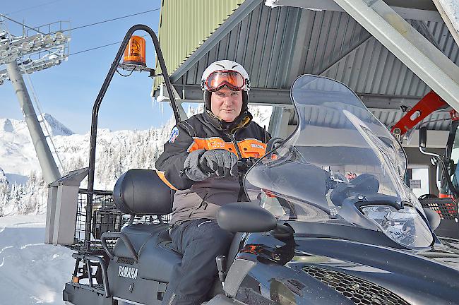 Peter Bittel auf dem Schneetöff, mit welchem er nur im Notfall oder aus Sicherheitsgründen nur ausserhalb des Skibetriebs unterwegs ist.