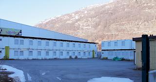 Das vorübergehende Durchgangszentrum in einer ehemaligen Arbeiterunterkunft, die aus Containern besteht, bietet Platz für bis zu 90 Personen.