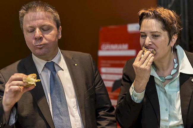 GLP-Nationalrätin Isabelle Chevalley lud im März 2014 zur Insektenverköstigung im Bundeshaus. Auch ihr Parteichef Martin Bäumle langte zu. 