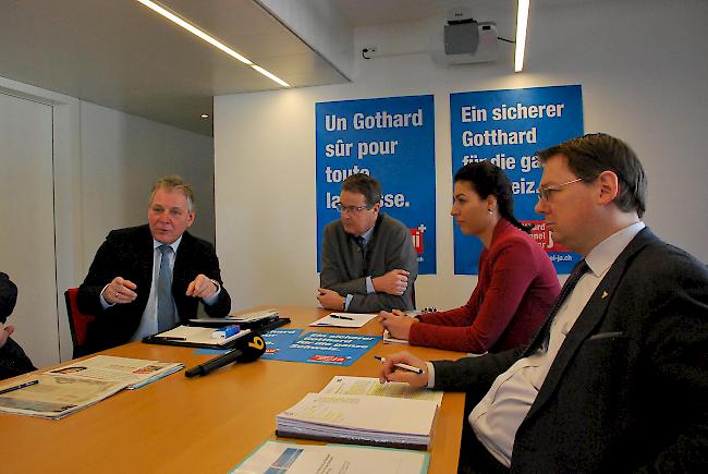 Für eine zweite Röhre:Staatsrat Jacques Melly,  Ständerat Jean-René Fournier,  Artémis Avanesiani und Nationalrat Franz Ruppen kämpfen für eine 2. Gotthardröhre.