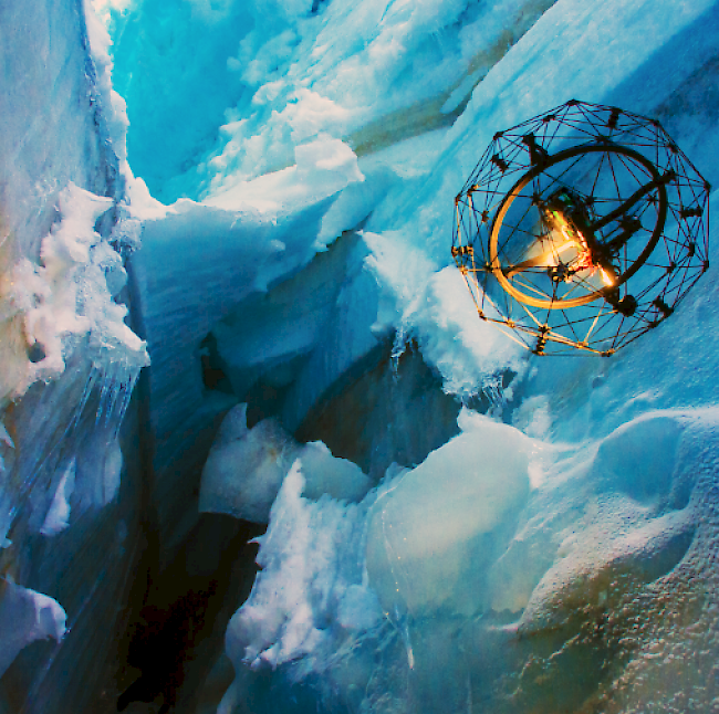 Gimball. Die kollisionsgeschützte Drohne auf ihrem Flug in die Abgründe einer Gletscherspalte auf dem Plateau Rosa.
