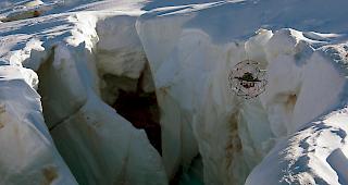 Furcht einfl&ouml;ssend. Die Drohne mit Kollisionsschutz wird in eine Gletscherspalte auf Plateau Rosa im Skigebiet Klein Matterhorn hineingesteuert.