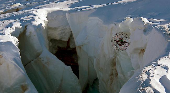 Furcht einflössend. Die Drohne mit Kollisionsschutz wird in eine Gletscherspalte auf Plateau Rosa im Skigebiet Klein Matterhorn hineingesteuert.