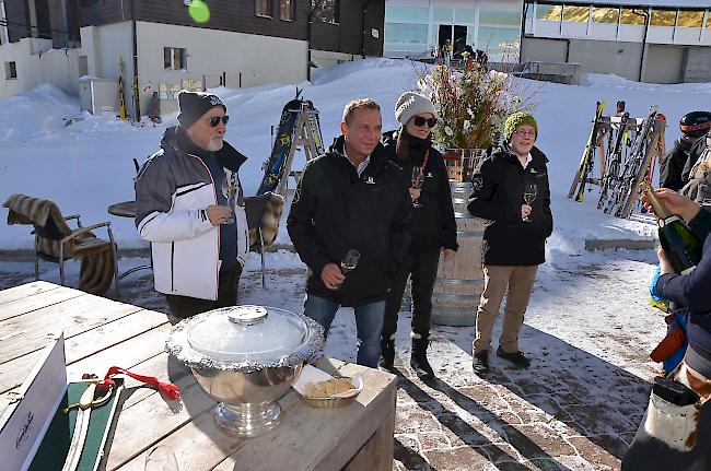 Fausto Arrighi, ehemaliger Cheftester des Guide Michelin Italien, Oliver Glowig, Sternekoch, Gastgeber und Küchenchef im Restaurant La Locanda in Saas-Fee, Claudia Schibler, Vizedirektorin des Hotels The Capra sowie Florian Stierli, Events & Marketing-Mitarbeiter beim The Capra warten auf den Moment des Korkenknalls.