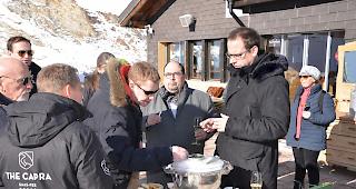 Die beiden Sternek&ouml;che Markus Neff (links) und Antonio Colaianni (hinten Mitte) bei der Degustation des Walliser Kaviars &laquo;Kasperskian&raquo; auf der Terrasse des Restaurants Spielboden in Saas-Fee.