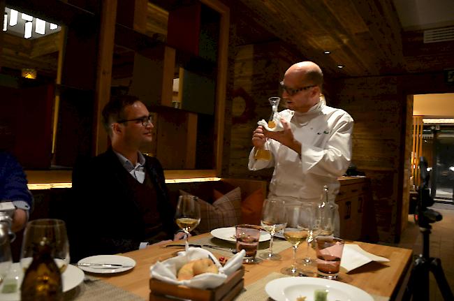 Heinz Beck, der als einer der besten Köche Europas gilt, präsentiert dem Direktor vom Hotel The Capra, Raphael Herzog, eine eigene Kreation mit dem Namen «Mare».