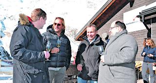 Sternek&ouml;che. Markus Neff, Frank Buchholz, Oliver Glowig und Antonio Colaianni nach der Kaviardegustation auf dem Spielboden in Saas-Fee am Fachsimpeln.  