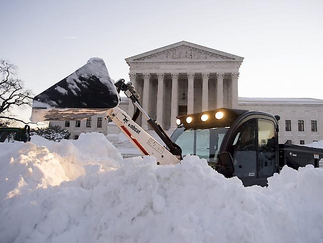 Schneeräumen vor dem Höchsten Gerichtshof der USA: Auch am Montag bleibt US-Verwaltung in der Hauptstadt Washington wegen der Schneemassen geschlossen.