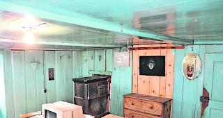 Die blaue Stube. Multimedia-Stationen in originalem Wohnambiente von anno dazumal.